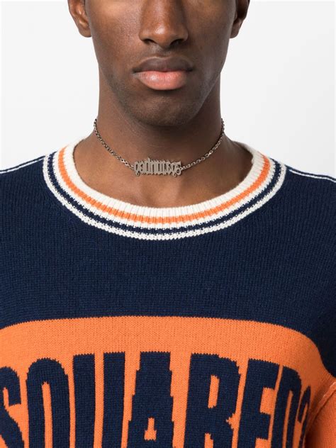 collar pulido con letras del logo 2000 .